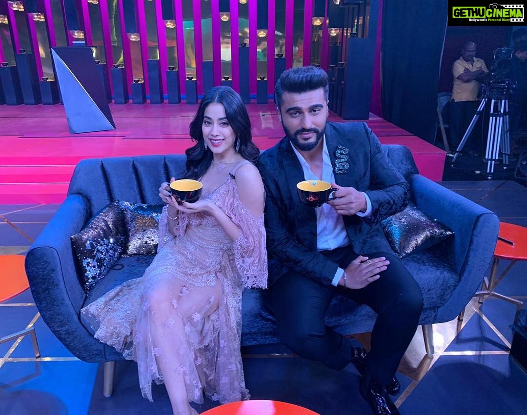 Janhvi Kapoor Instagram - With the Koffee legend @arjunkapoor Thank you @karanjohar for having us!! So much fun ππΊπΌ