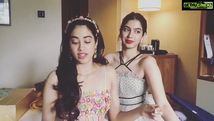 Janhvi Kapoor Instagram - #suidhagachallenge !!!! Thank you @shashankkhaitan for nominating me. I further nominate @ishaan95 @warinahussain and @aaysharma to do this challenge πΊπΌπΊπΌ So excited to watch the film π#suidhaga @varundvn @anushkasharma