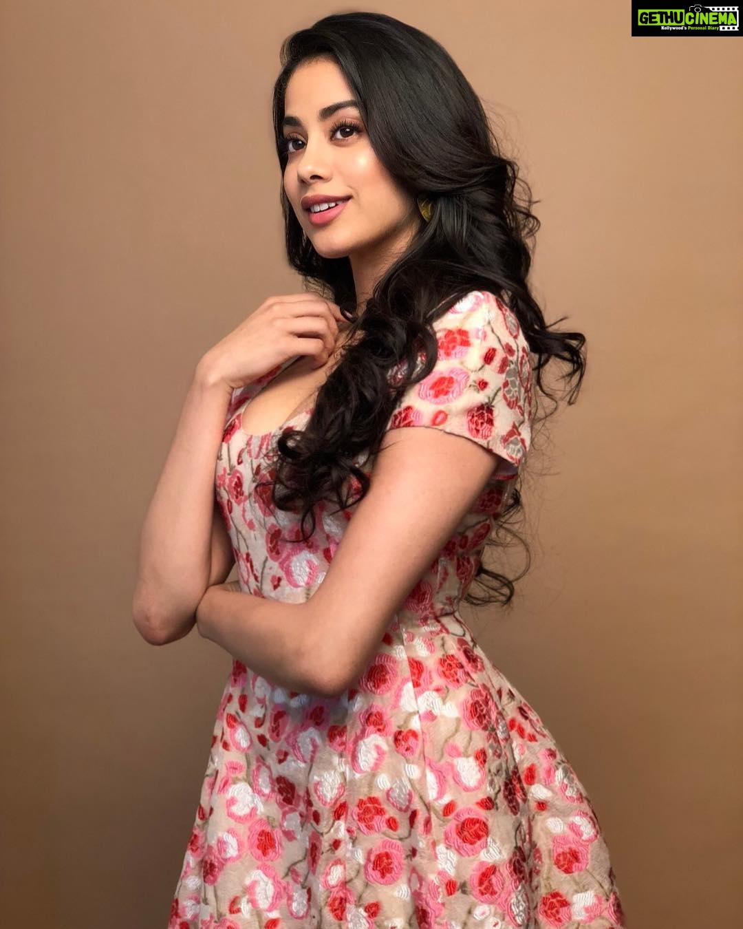 Janhvi Kapoor Instagram - Thrilled and honoured to be part of the @MyNykaa family! π Canβt wait to share with you guys all the exciting projects we have lined up! Go check out my faves on Nykaa.com @nykaabeauty #FirstDayOnTheJob #JanhviLovesNykaa #Nykaa ππ
π½