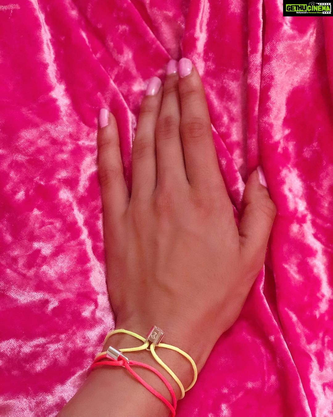 Janhvi Kapoor Instagram - I #MAKEAPROMISE with @louisvuitton and @unicef to help & support children in urgent need. You can also lend your support. Buy the Silver Lockit Fluo in LV stores or at www.louisvuitton.com and part proceeds will be donated to UNICEF #louisvuitton #lvindia #unicef