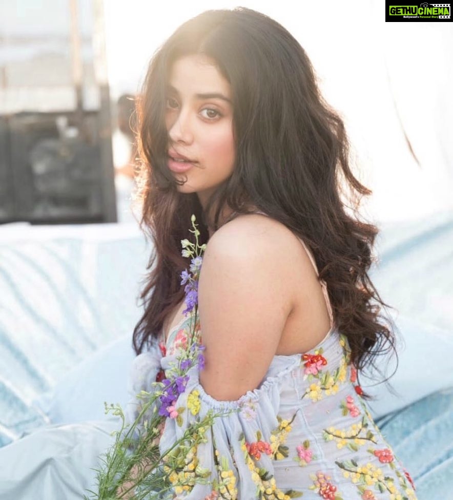 Janhvi Kapoor Instagram - 🌸 @vogueindia 🌸