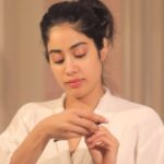 Janhvi Kapoor Instagram - My first ever makeup tutorial is LIVE! It’s my favourite go-to simple, fresh and glowyy look ✨ 👉🏻Watch the full tutorial on mine and @NykaaBeauty’s IGTV & shop all these products on @MyNykaa #NykaaCosmetics #GRWM #MakeupLook #MakeupLookWithJanhvi