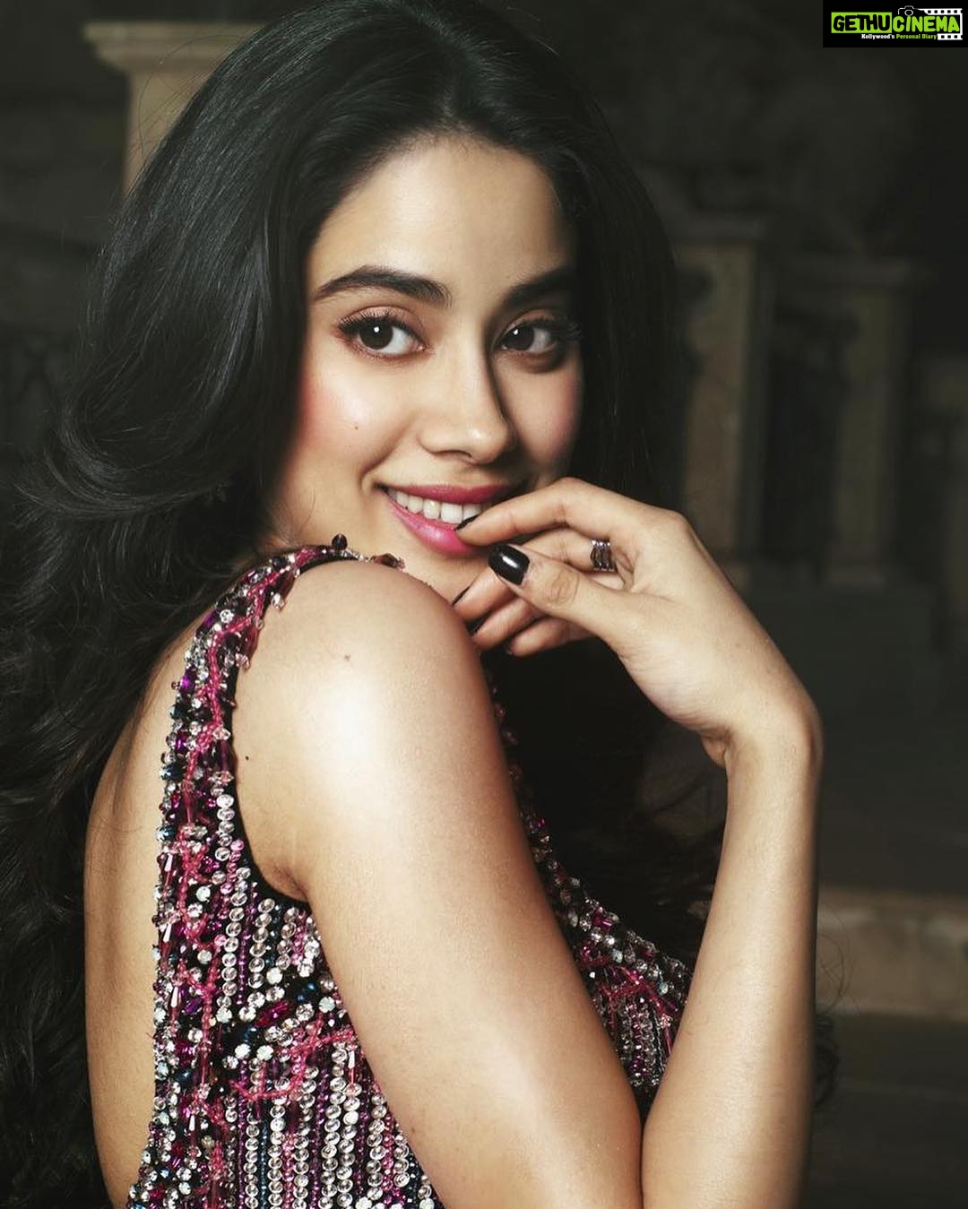 Janhvi Kapoor Instagram - Subtlety is clearly not my thing β¨ππΊπΌπ