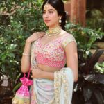 Janhvi Kapoor Instagram - M 🌺🙌🏼