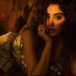 Janhvi Kapoor Instagram - She sells sea shells on the sea shore 🌊 🐚 🌞