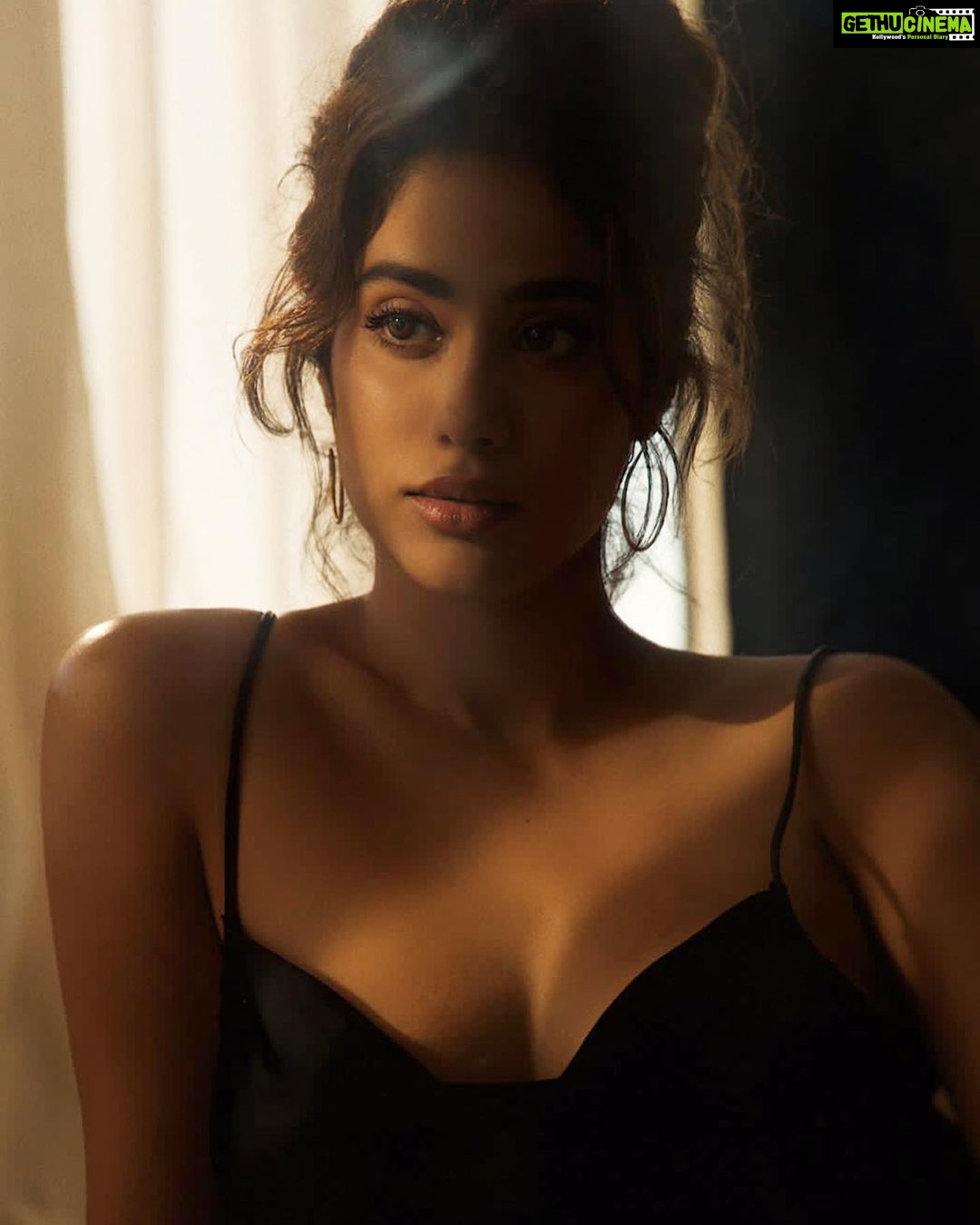 Janhvi Kapoor Instagram - know ur ways #tb
