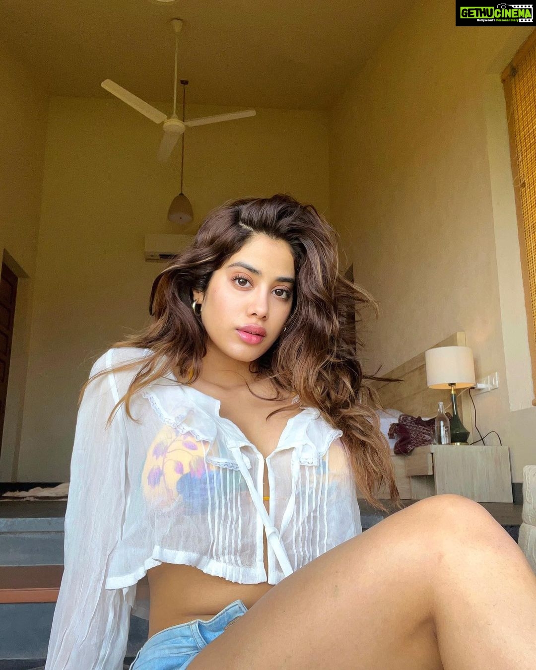 Janhvi Kapoor Instagram - self care weekend ft. @nykaabeauty