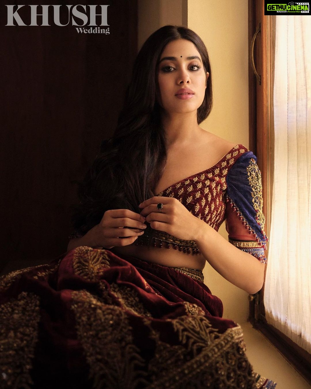 Janhvi Kapoor Instagram - 🌺गुलों में रंग भरे बाद-ए-नौ-बहार चले🍃 @khushmag
