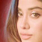 Janhvi Kapoor Instagram - The Christmas feels just got 10x merrier ⬆️🤩 We’re obsessing over this stunning Chirstmas look created by gorgeous girl @janhvikapoor using her favourite Nykaa Beauty products🎄💄 Products used: ✨All Day Matte Compact ✨Get Cheeky! Blush Duo ✨Matte Luxe Lipstick ✨Lash Talk Curl Power Mascara Shop all her @nykaabeauty faves and many more by clicking the link in our bio🔗 Comment with your favourite product emoji : 😊 - Compact 🥰 - Blush 💄- Lipstick 👁 - Mascara #NykaaBeauty #NykaaCosmetics #festivelook #holidaymakeup #christmasmakeup #showstopper #xmas #glowing #xmasparty