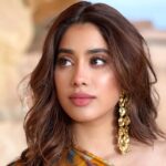 Janhvi Kapoor Instagram - bandwidth to act cute lasts for 3 pics max 💕