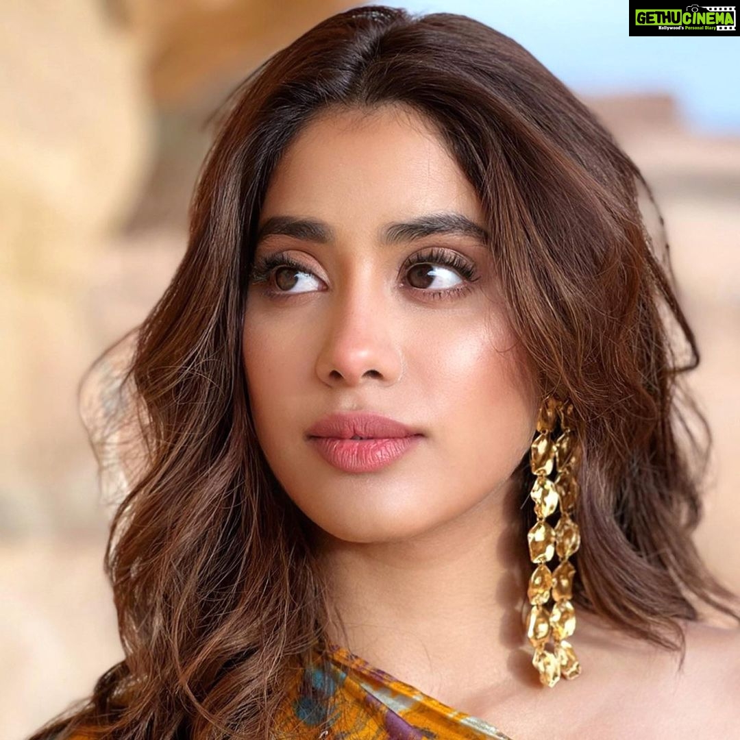 Janhvi Kapoor Instagram - bandwidth to act cute lasts for 3 pics max 💕