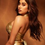 Janhvi Kapoor Instagram – 💡

GOLDEN state of mind 💫
This season
#Glamforthegram with @nykaabeauty and seek what sets your soul on 🔥

#NykaaBeauty #NykaaCosmetics #Nykaa