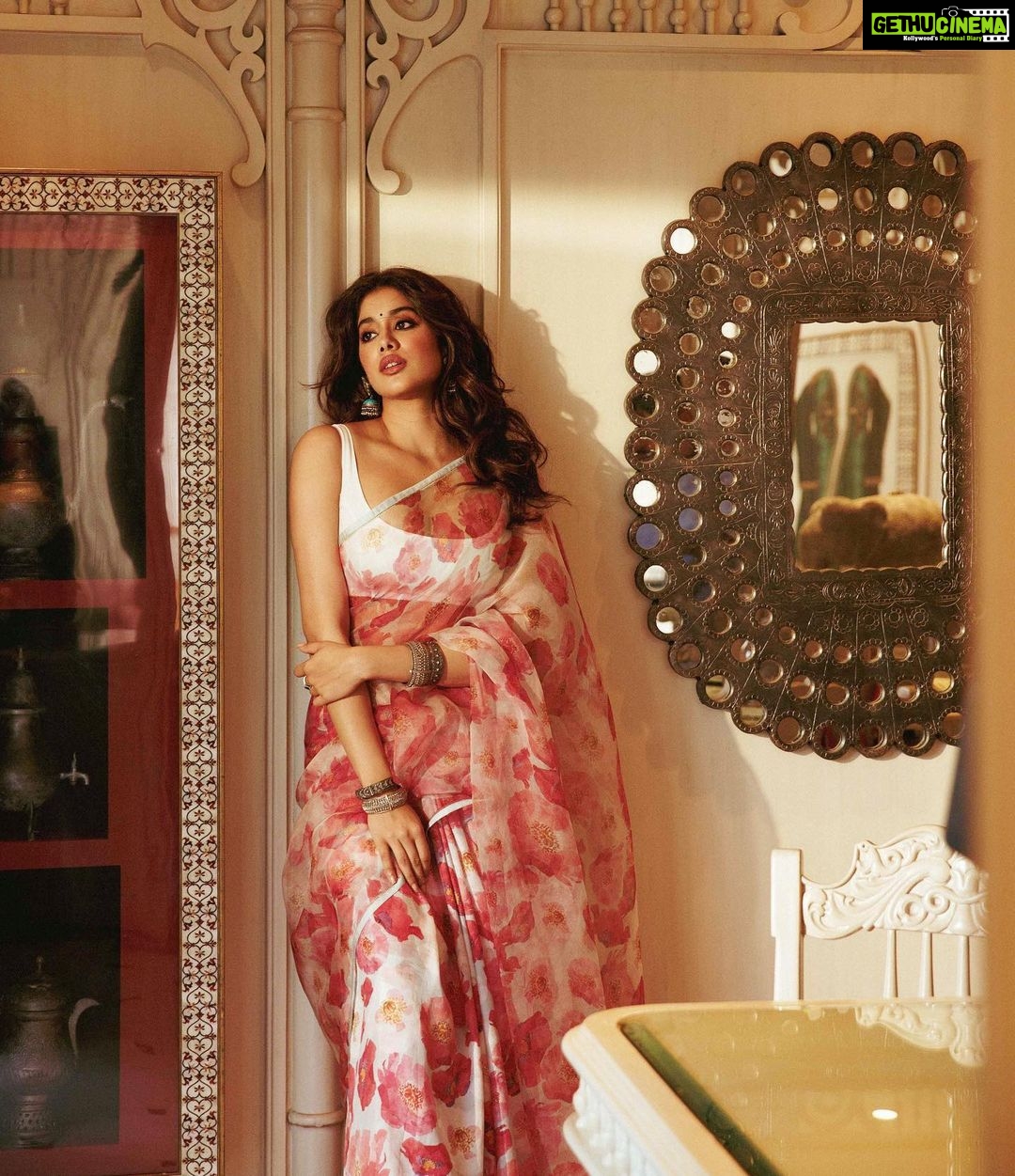Janhvi Kapoor Instagram - gulabi 🌹