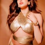 Janhvi Kapoor Instagram – i know how u get when the stars align ♈️💫🎶 

had the most fun day with @mynykaa @nykaabeauty 💘 can’t wait for you’ll to seeee 🔜