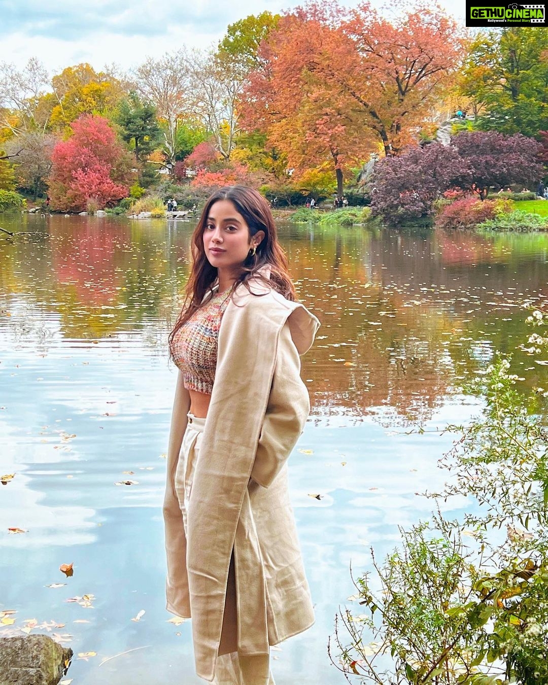 Janhvi Kapoor Instagram - nyc for a minute 💘