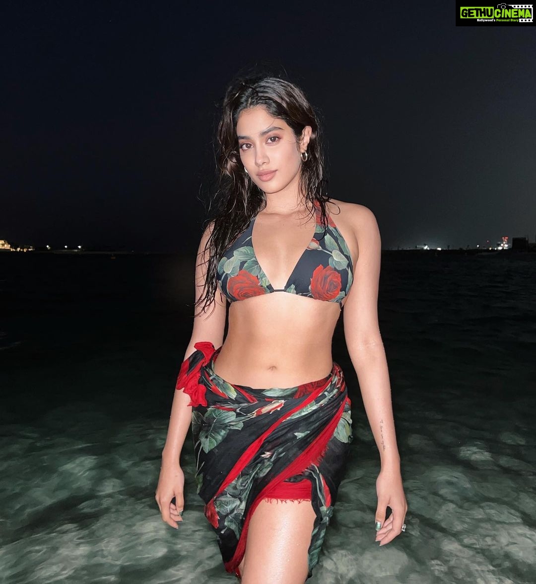 Janhvi Kapoor Instagram - lungi dance 💃🏻 🌹
