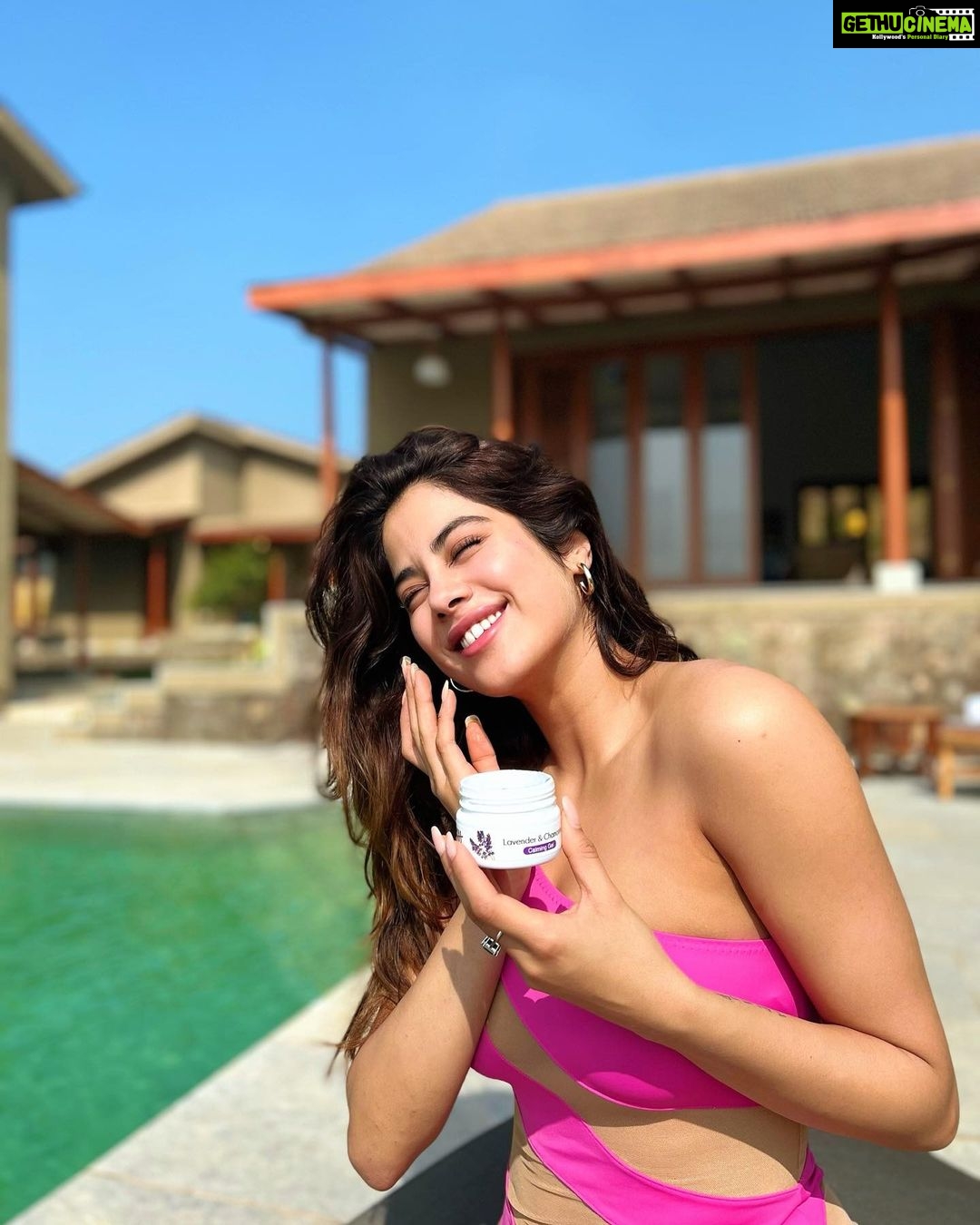 Janhvi Kapoor Instagram - self care weekend ft. @nykaabeauty