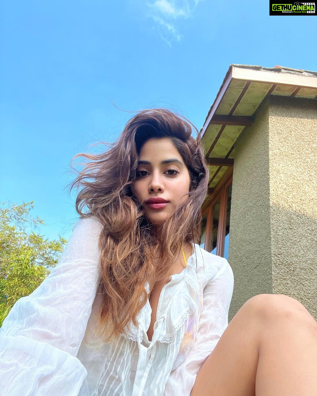 Janhvi Kapoor Instagram - self care weekend ft. @nykaabeauty