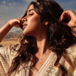 Janhvi Kapoor Instagram - where you see barren land; I see golden sand 🌞