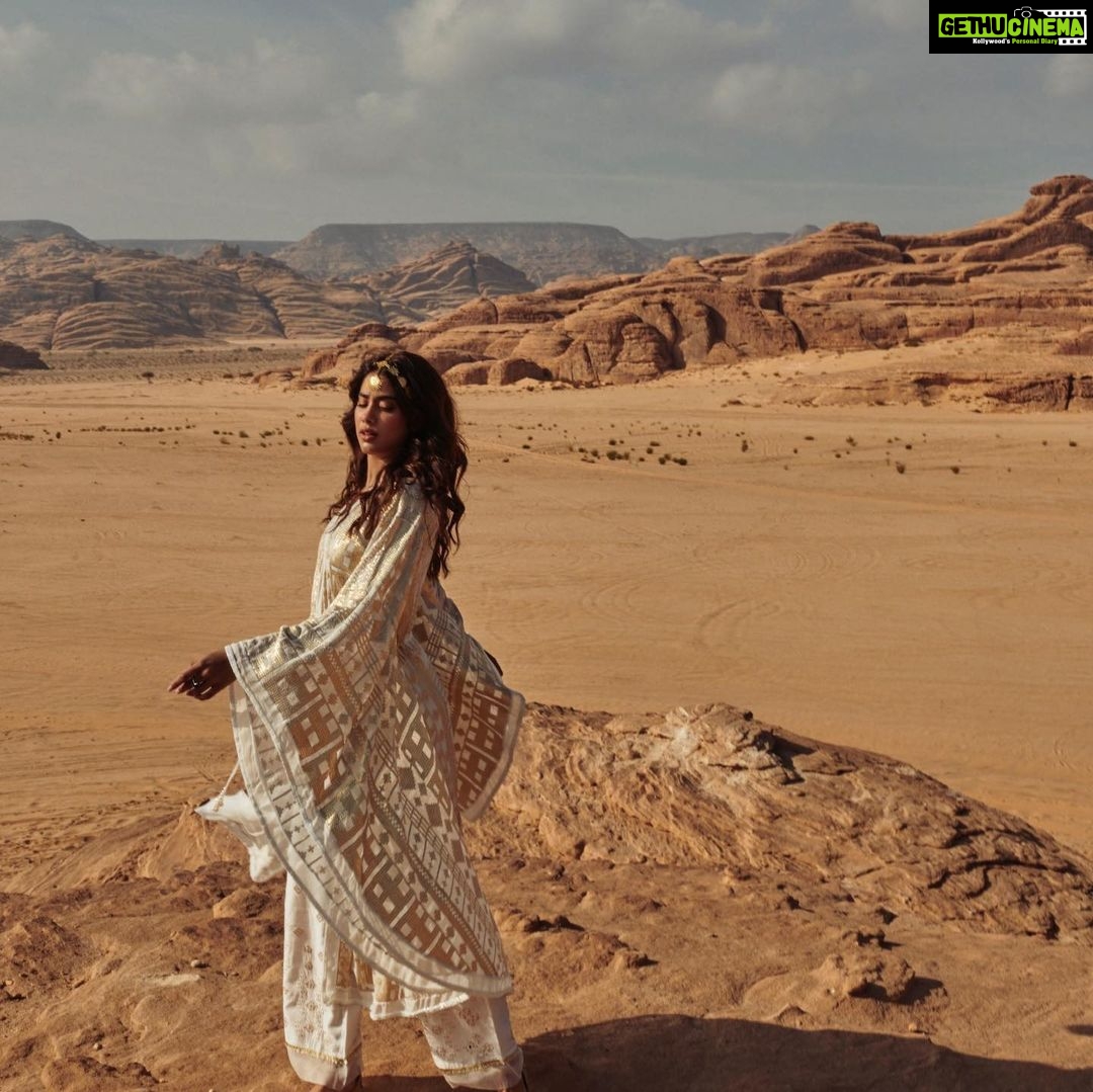 Janhvi Kapoor Instagram - where you see barren land; I see golden sand 🌞