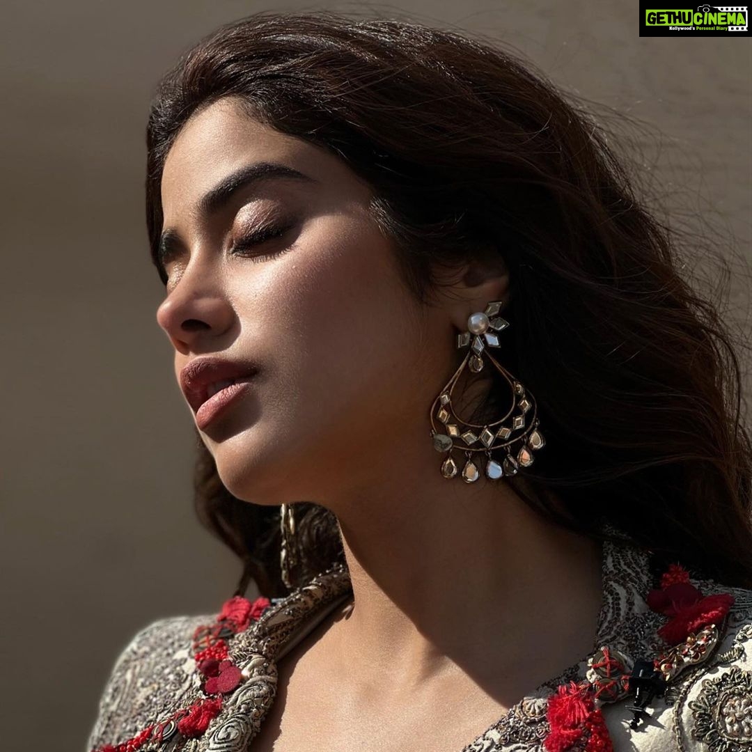 Janhvi Kapoor Instagram - floating on a cloud