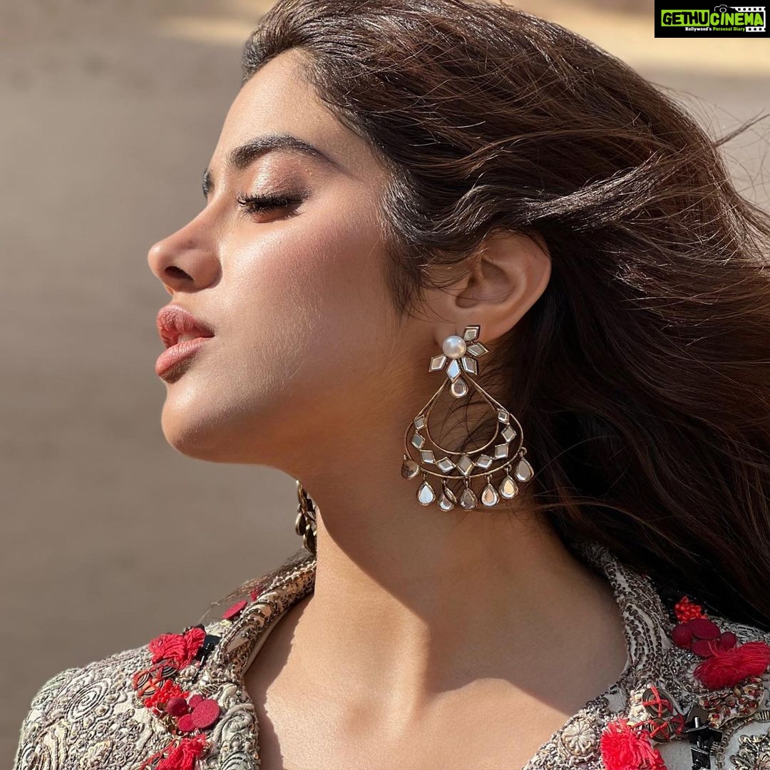 Janhvi Kapoor Instagram - floating on a cloud