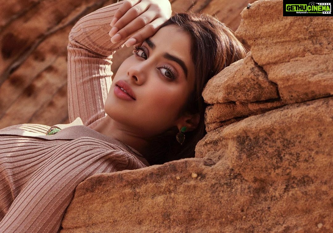 Janhvi Kapoor Instagram - ๐๐ง๐ผโโ๏ธ Al `Ulรก, Saudi Arabia