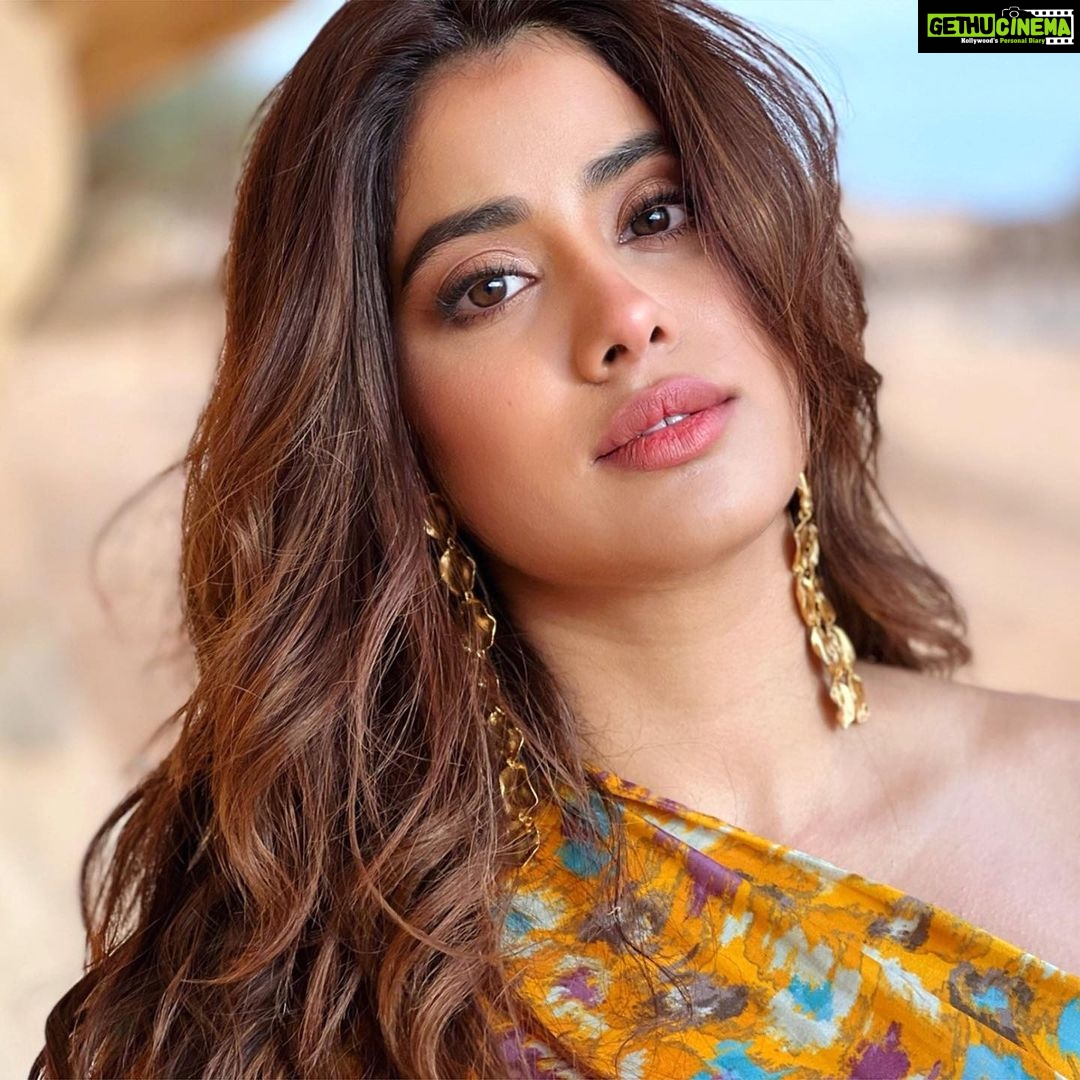 Janhvi Kapoor Instagram - bandwidth to act cute lasts for 3 pics max 💕