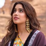 Janhvi Kapoor Instagram - bandwidth to act cute lasts for 3 pics max 💕