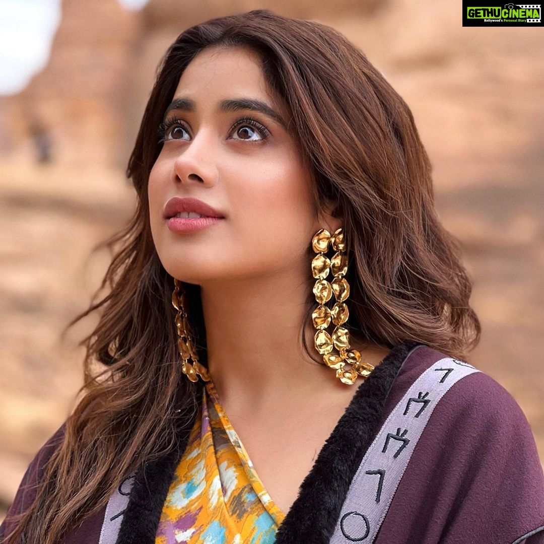 Janhvi Kapoor Instagram - bandwidth to act cute lasts for 3 pics max 💕