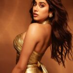 Janhvi Kapoor Instagram - 💡 GOLDEN state of mind 💫 This season #Glamforthegram with @nykaabeauty and seek what sets your soul on 🔥 #NykaaBeauty #NykaaCosmetics #Nykaa