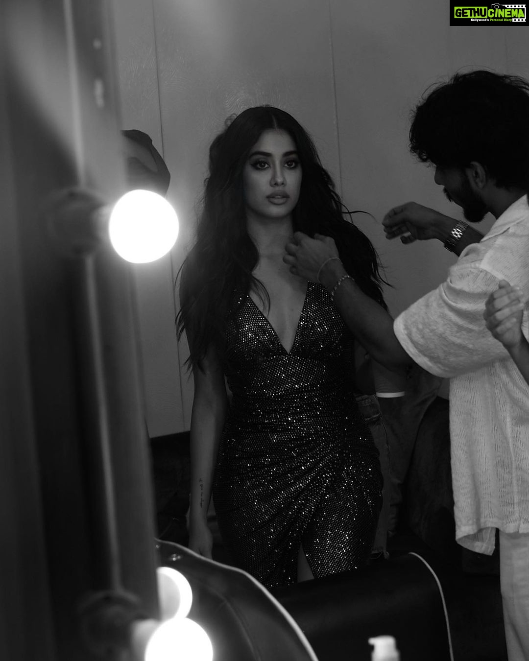Janhvi Kapoor Instagram - it takes an army 💅🏻🤷🏻♀️ and I have the best hehe 💕