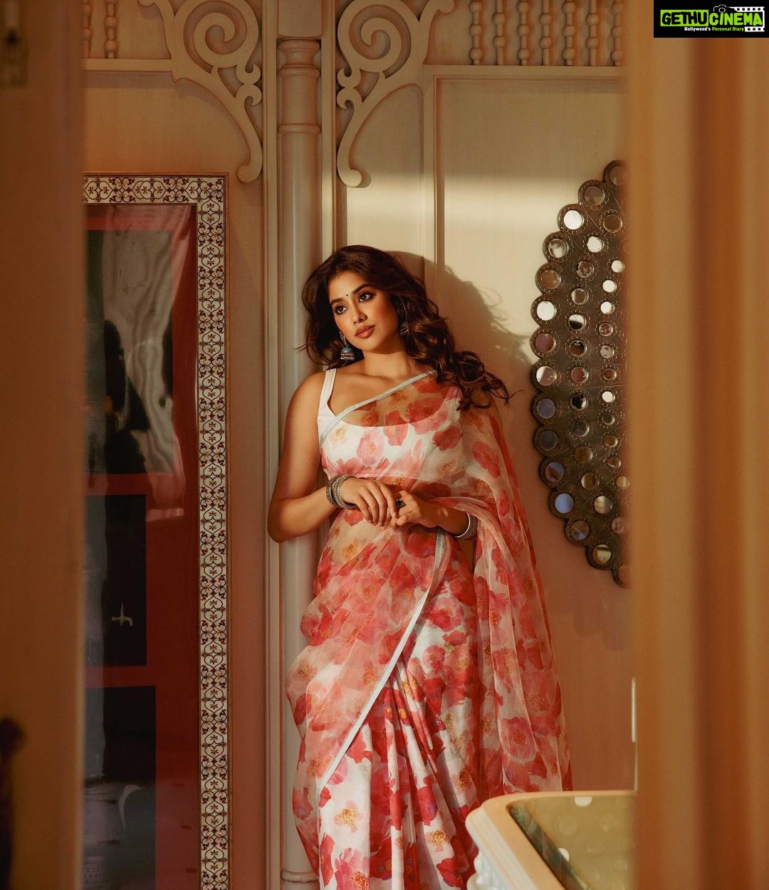 Janhvi Kapoor Instagram - gulabi 🌹