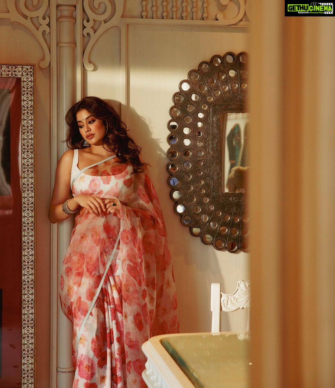 Janhvi Kapoor Instagram - gulabi 🌹