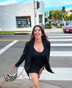 Janhvi Kapoor Instagram - honey, I’m home 💜 #LA for less than a minute 🥺