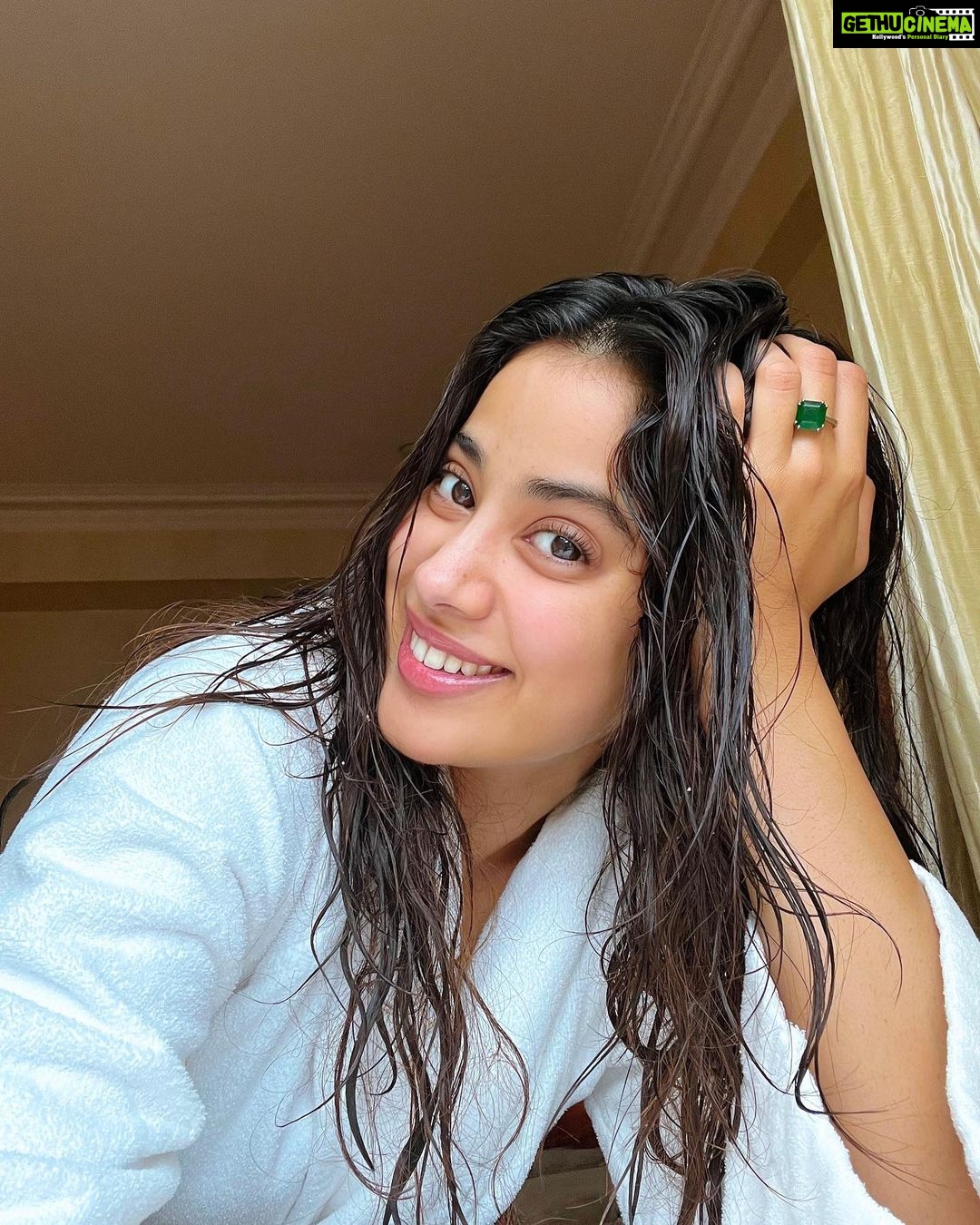 Janhvi Kapoor Instagram - nyc for a minute 💘