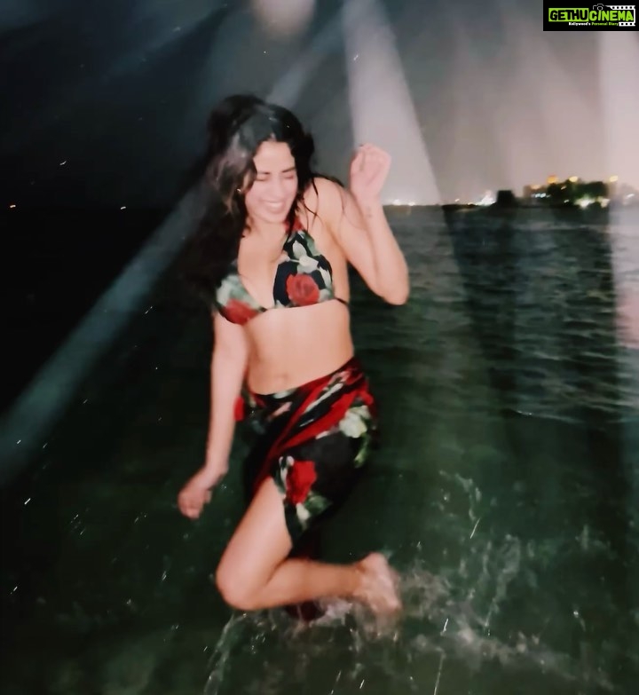 Janhvi Kapoor Instagram - lungi dance 💃🏻 🌹