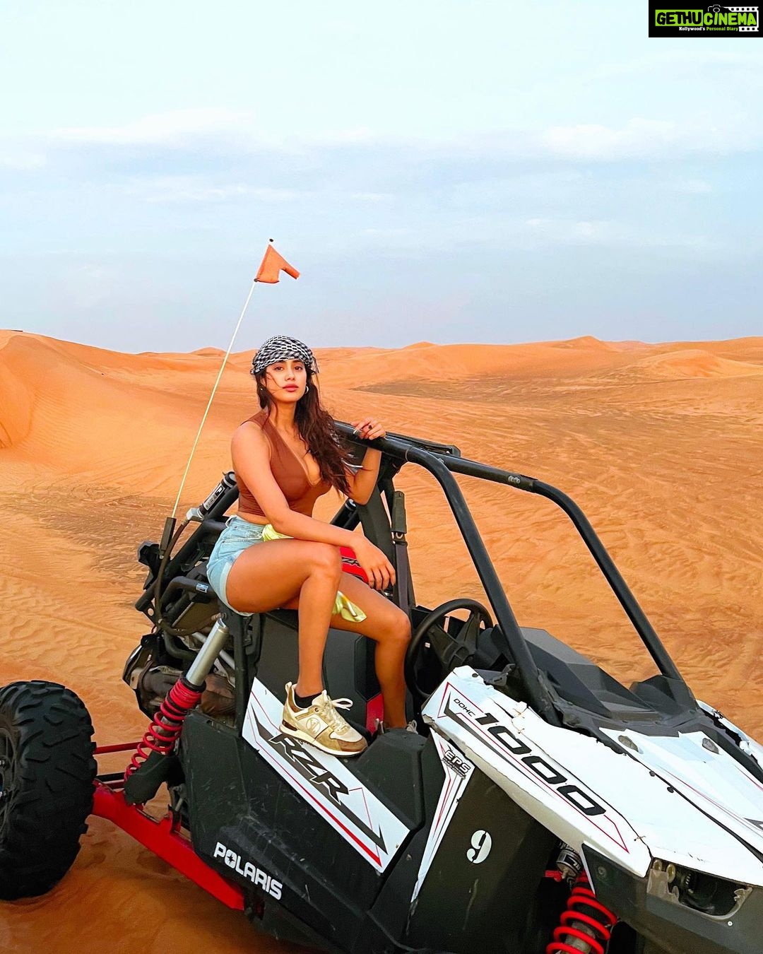Janhvi Kapoor Instagram - dessert in the desert 🏜