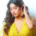Janhvi Kapoor Instagram - Happy Diwali 🪔 from me and @tyaanijewellery 💕
