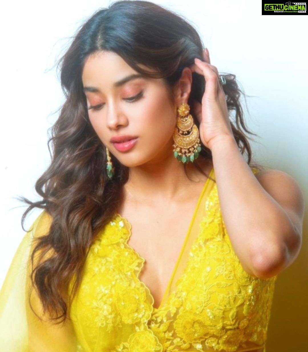 Janhvi Kapoor Instagram - Happy Diwali 🪔 from me and @tyaanijewellery 💕