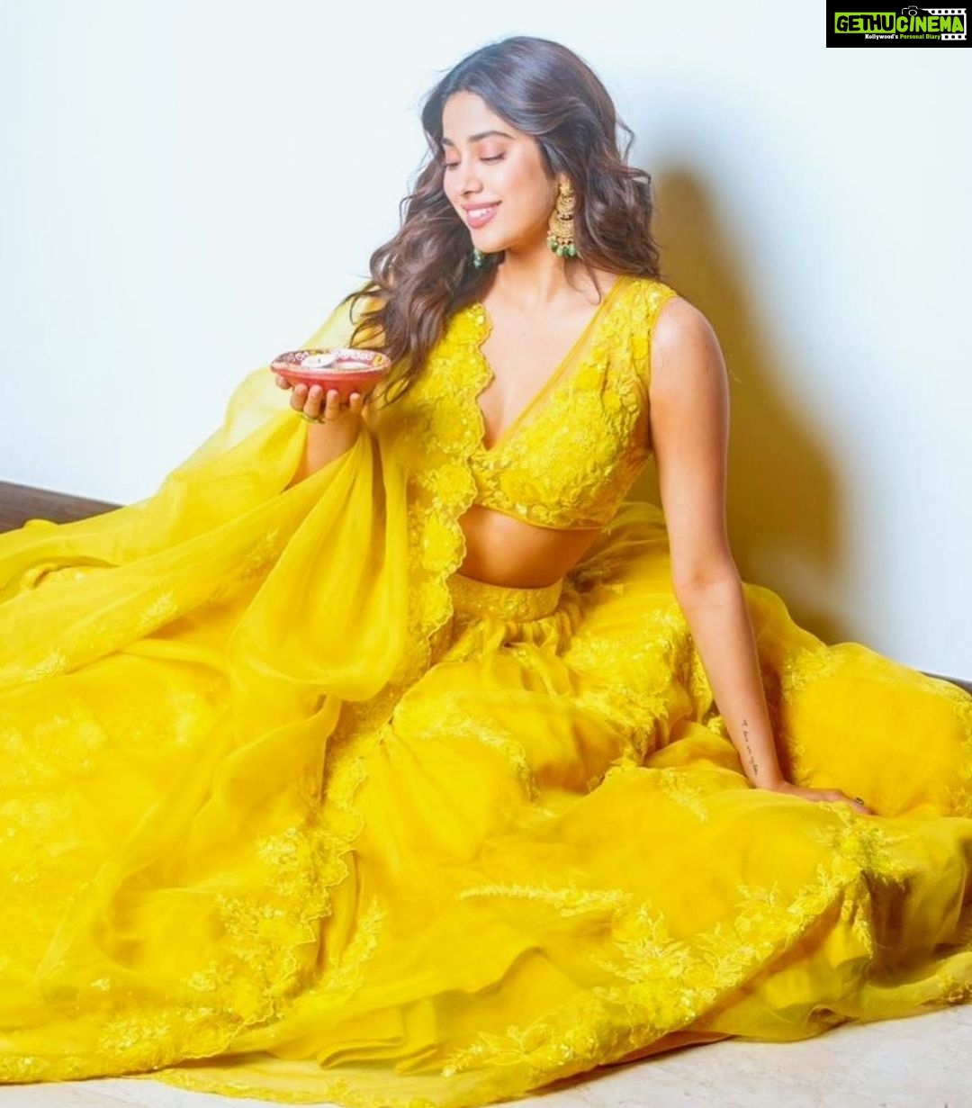 Janhvi Kapoor Instagram - Happy Diwali 🪔 from me and @tyaanijewellery 💕
