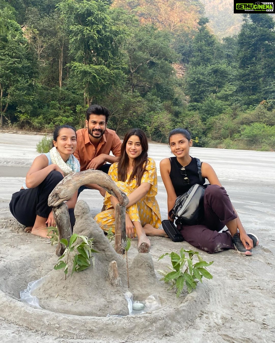 Janhvi Kapoor Instagram - Milli mid shoot shenanigans #missing π€‘π₯°ππΊπΌ
