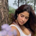 Janhvi Kapoor Instagram - Milli mid shoot shenanigans #missing 🤡🥰😏🕺🏼