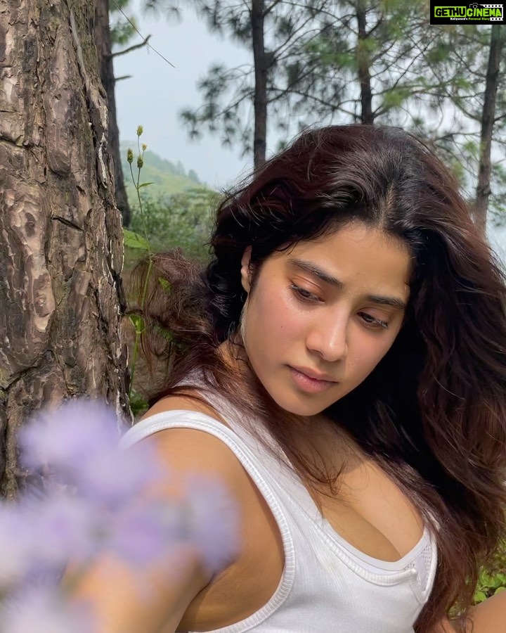 Janhvi Kapoor Instagram - Milli mid shoot shenanigans #missing π€‘π₯°ππΊπΌ