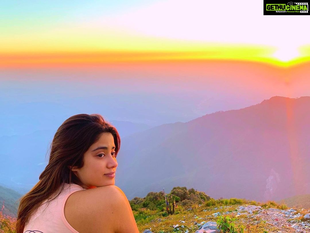 Janhvi Kapoor Instagram - keep me where the light is