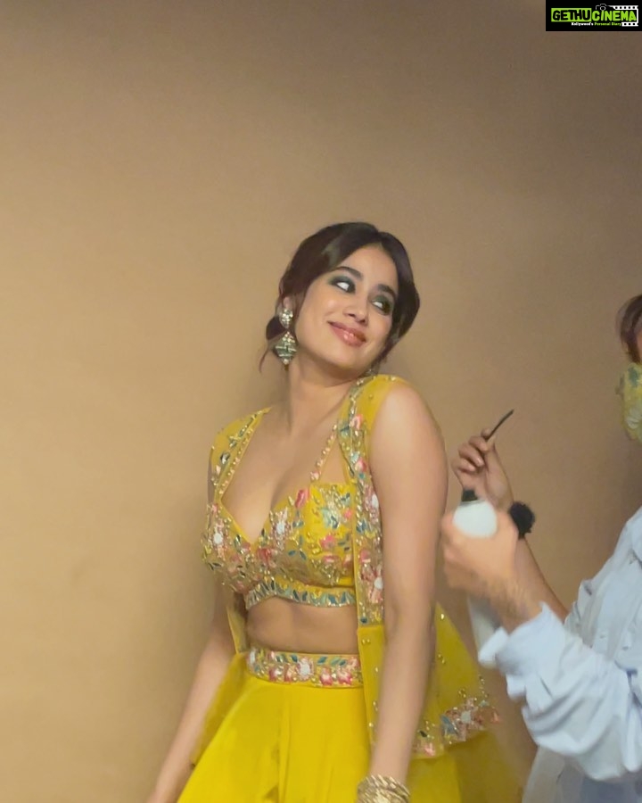 Janhvi Kapoor Instagram - Iβm easier to work with than it seems I promise π¬ πΊπΌπ