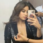 Janhvi Kapoor Instagram - I’m easier to work with than it seems I promise 😬 🕺🏼🙃