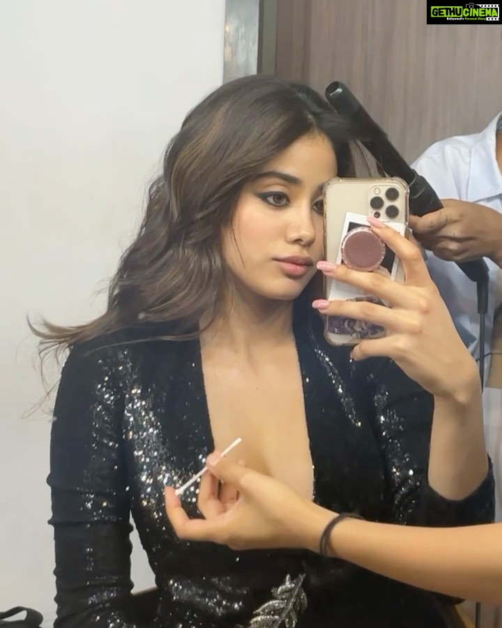 Janhvi Kapoor Instagram - Iβm easier to work with than it seems I promise π¬ πΊπΌπ