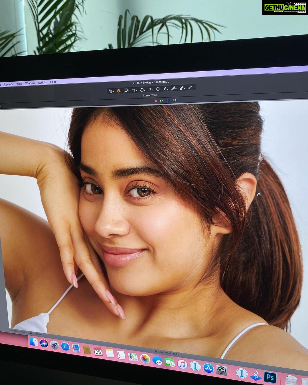 Janhvi Kapoor Instagram - Iβm easier to work with than it seems I promise π¬ πΊπΌπ