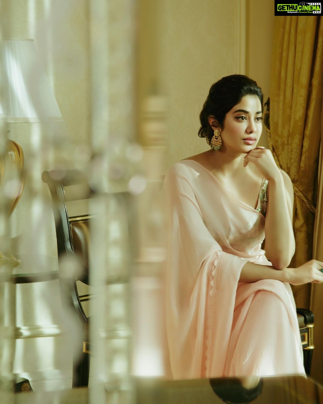 Janhvi Kapoor Instagram - done posting this look now I promise 🙃🙃 #sarinotsari